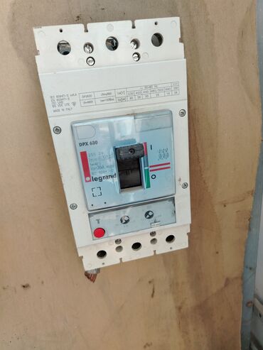 Maye divar kağızları: 3 faza, Elektrik avtomat