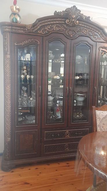 Klassik üslubda vitrinli bufet - Material: təbii ağac karkas