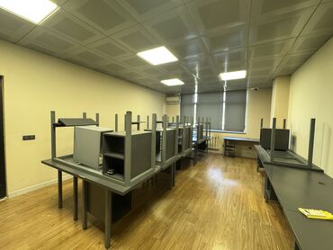 Офисы: Сдаю Офис, 170 м², В бизнес центре, С отдельным входом, 1 линия, С оборудованием — 2