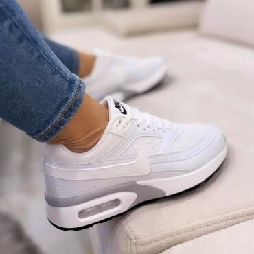 Patike: Nike air max 2 patike

Novo
Brojevi 36 do 41

fb Moja Kupovina 1 — 5