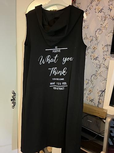 Футболки: Qadın üçün qolsuz kapüşonlu uzun t-shirt/plaş. Rəng: qara. Arxa — 2