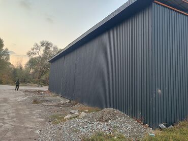 дом рабочий городок: Продащю ангар 220 кв метр находиться в аламедин-1 . Можно использвать
