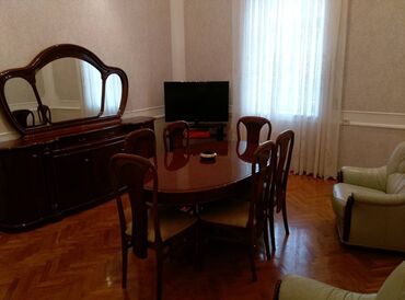 Uzunmüddətli kirayə mənzillər: Səbail Rayonu Sahil Metrosu Tarqovu Mərkəz 3 otaq. Mərtəbə - 3/3 Otaq — 2