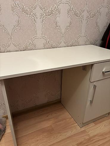 Ağ rəngdə kompakt iş/oxu masası - Material: laminat/LDSP səth