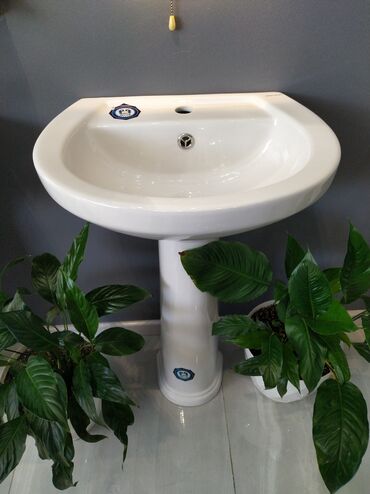 çanag: Ayaq üstə dayanan ağ rəngli keramika lavabo, hər hansı bir hamam