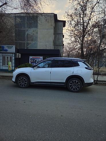 Другие автомобили: Электромобиль кроссовер (7 мест, судя по габаритам) в белом цвете — 6