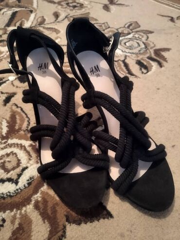 обувь женская 38: Продаю босоножки, новые.H&M