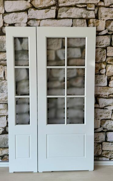 Tikinti daşları: Ağ rəngdə, şüşəli panel detalları olan iki qapı təklif olunur. Hər bir