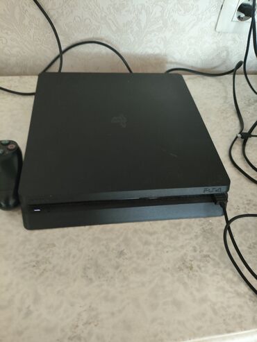 PS4 (Sony Playstation 4): İdeal Vəziyyətdədir 2 il iştətmişəm.Oyunnan Birlikdə 550 AZN GTA V