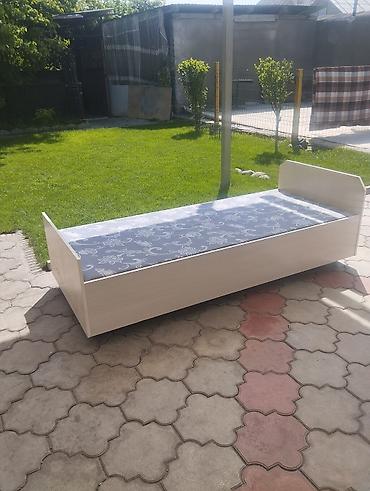 Кровати: Односпальная кровать с матрасом. - Размер спального места: 90 × 190 — 2