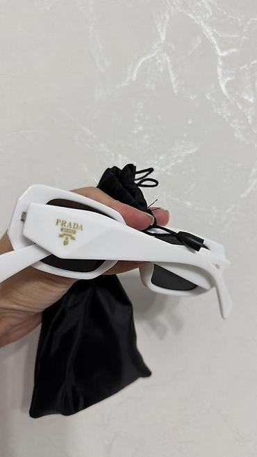 аксессуар: Солнцезащитные очки Prada - Модель: прямоугольная, геометричная — 2