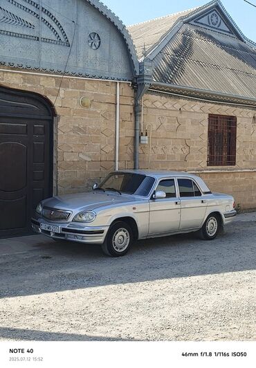 География: GAZ Volga 31105 sedanı - Kuzov: 4 qapılı, gümüş rəng - Mühərrik