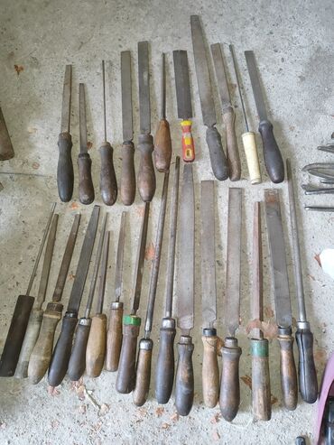 Наборы инструментов: Инструменты советские - молотки по 200 сом; ножницы по металлу большие — 2