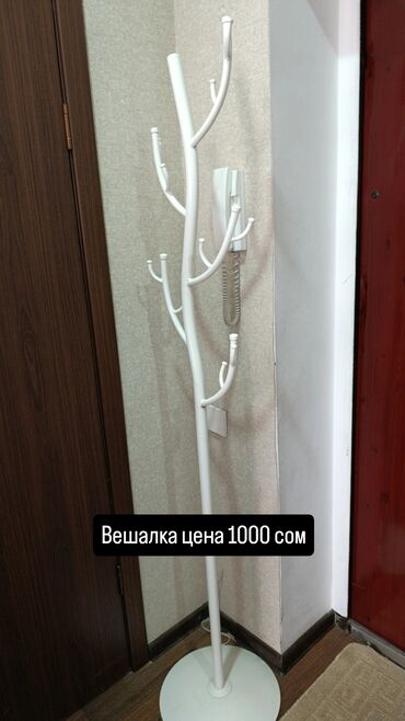 Тумбы для вещей и одежды: Белая напольная вешалка с несколькими крючками, выполненная в форме