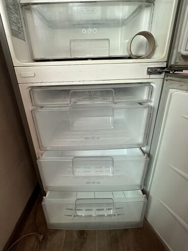 дорожный холодильник: Холодильник LG, Б/у, Двухкамерный, 60 * 1700 * 60
