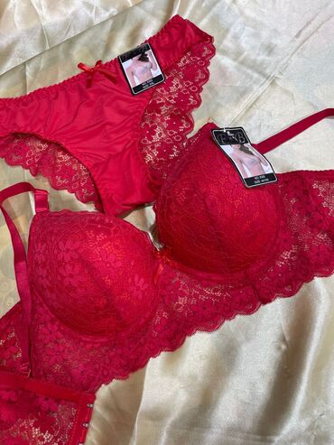 push up helanke: Qırmızı rəngdə 2 hissəli qadın alt paltarı dəsti: - Dantel detallı