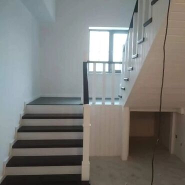 Pilləkən məhəccərləri: Taxta və metaldan hazırlanmış bu müasir pilləkən müxtəlif interyerlər — 4