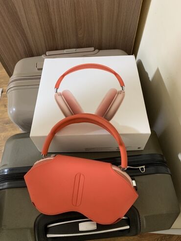 музкальный центр: Apple AirPods Max, цвет Pink with Red Headband (розовые чашки с