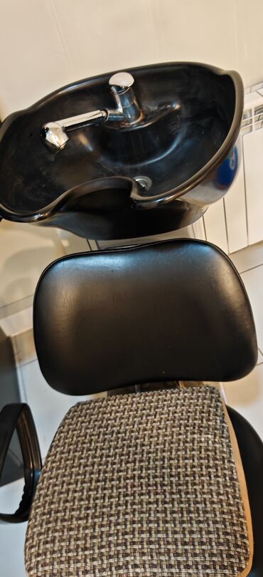 Furnitura və aksessuarlar: Ağac teksturası, mərkəzdə iri şüşə panel - Şüşə: yarı şəffaf yaşıl