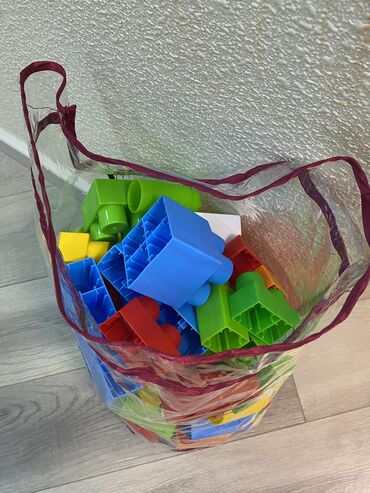 игрушки пакетом: Продаю конструкторы новые пластиковые из секционных кирпичиков в