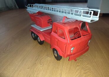 игрушечный робот: Продаю игрушечный грузовик СИМ, пожарный. Редкий. Из личной