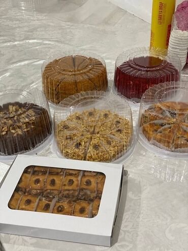 Выпечка, хлебобулочные изделия: Домашняя выпечка в больших прямоугольных формах. Ассортимент: - — 14