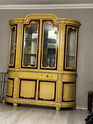 işıq generatorları: Klassik üslubda vitrin-bufet - Material: ağac karkas, dekorativ oyma — 1
