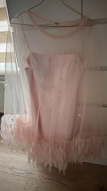 plus size haljine: Elegantna roze mini haljina sa til plaštom - Boja: puder roze - Kroj — 3