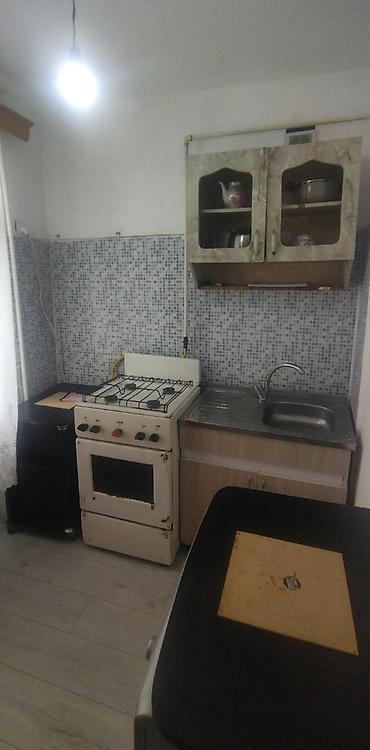 Mənzillər: Ev Qarayev metrosuna yaxın 5 mərtəbəli binanın 4 cü mərtəbəsində — 6