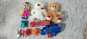 игрушка домик: Набор детских игрушек: - Мягкие игрушки: два плюшевых медвежонка