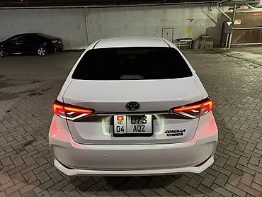 byd e3: Toyota Corolla: 2022 г., 1.8 л, Вариатор, Гибрид, Седан — 4