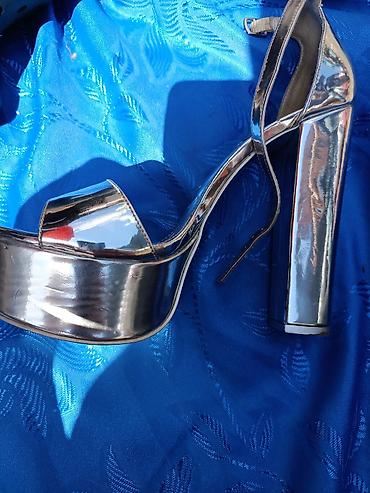 diesel patike: Steve Madden sandale na platformu, metalik srebrne boje. - Model — 3