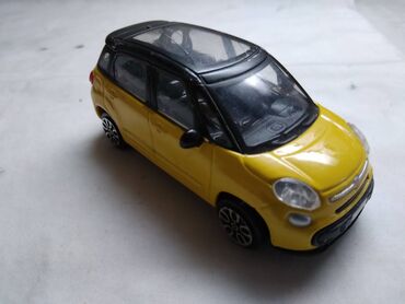 beretke za devojcice: Burago Fiat 500 L China,naprsao krov