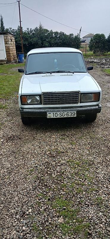 VAZ (LADA): VAZ 2107 sedan – ağ rəngli, 4 qapılı klassik kuzov. Mexaniki yan — 4