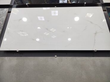 col divar boyalari: Böyük ölçülü keramika/porşelen plitə – mərmər effektli, yüksək parlaq