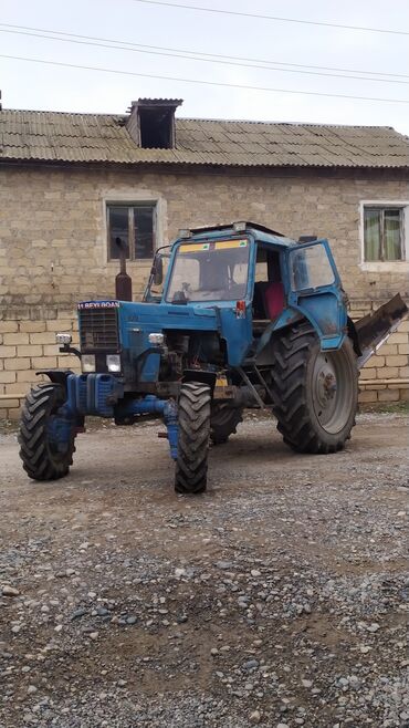 Traktorlar: Mavi rəngli MTZ tipli kənd təsərrüfatı traktoru. Texniki xüsusiyyət — 17