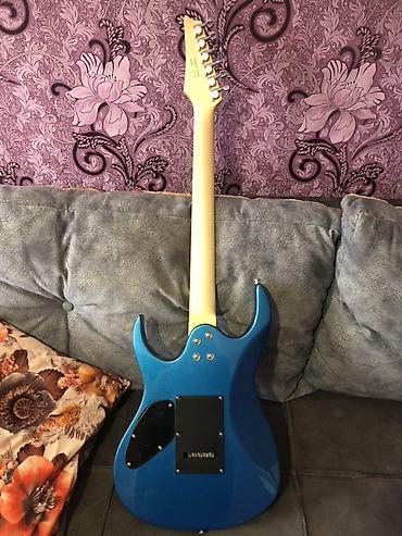 kitara: Elektrik gitara – mavi metalik rəngli, superstrat tipli korpus — 6