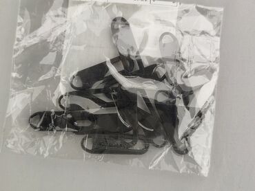Zestaw czarnych plastikowych haczyków do masek. Haczyki mają podłużny