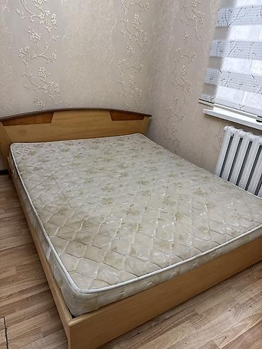 Двуспальная кровать с матрасом. - Основание: деревянный каркас в