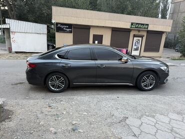 афто лизинг: Элегантный седан Hyundai Grandeur, выполненный в темно-сером цвете