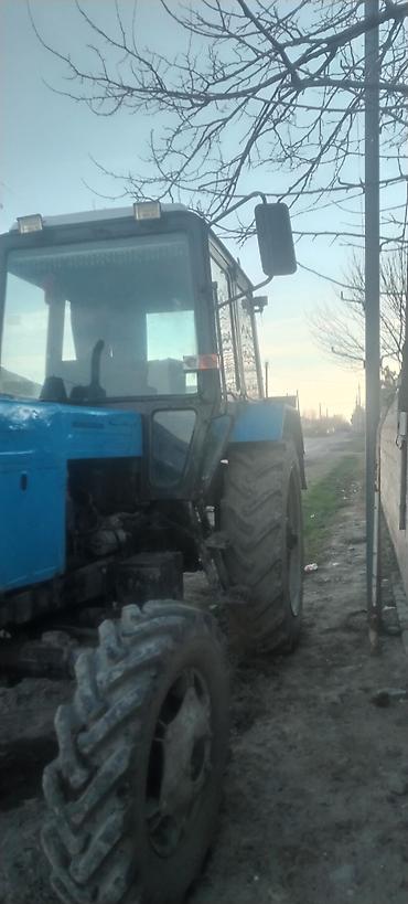 Traktorlar: Mavi rəngli təkərli kənd təsərrüfatı traktoru. Xüsusiyyətlər: - Ön və — 1