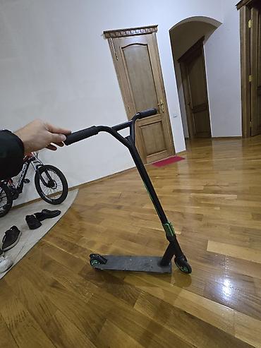 трюковой самокат купить: Trik skuter satılır. Qara və yaşıl rəng kombinində, park və şəhər — 1