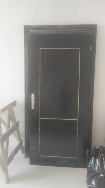 Giriş qapıları: Seyf qapi -150 azn
Olcusu 210x100 sm