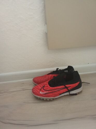 футбольные сараканошки: Бутсы Nike Phantom GT Club DF TF в красно-черном цвете, подходящие для at lalafo.kg футбольные сараканошки: Бутсы Nike Phantom GT Club DF TF в красно-черном цвете, подходящие для