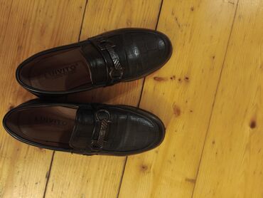 Ayaqqabılar: Qara rəngdə olan dəri kişi ayaqqabıları. Dəbli dizaynı ilə həm rəsmi — 23