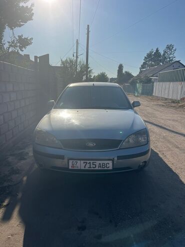продаю связи с переездом: Серебристый седан Ford Mondeo с узнаваемой радиаторной решеткой и