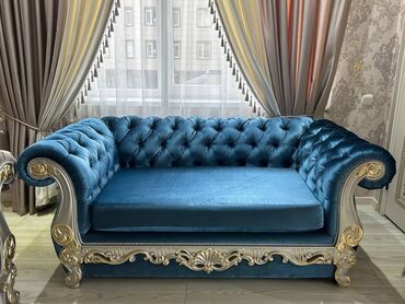 старинный диван: Прямой диван, цвет - Голубой, Б/у