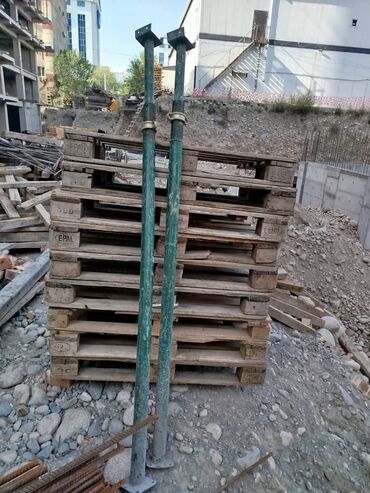 раздвижная лестница: Продаю стойки телескопические дирек 3,5-4 м