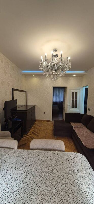 Uzunmüddətli kirayə mənzillər: 20 yanvar və əcəmi metrolarına yaxın,Qiziltac restoranin arxası,240 — 6