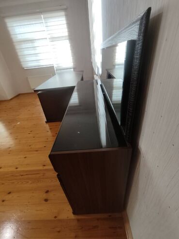 Komodlar: 2 ədəd yaxşı vəziyyətdə güzgülü komod satılır. Ölçüləri aşağıdakı — 4